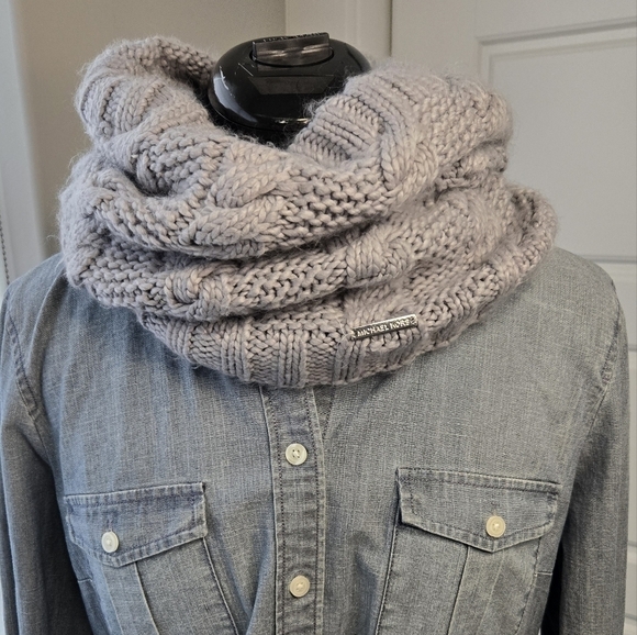 MICHAEL KORS GREY KNITWEAR CABLE KNIT FLEECE LINED INFINITY SCARF WOMEN OS BUFF - Picture 1 of 9